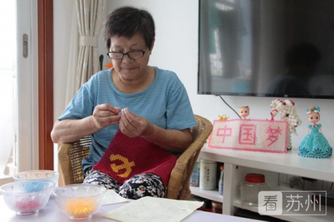 1912顆！退休老黨員用彩珠串起心中的黨旗！